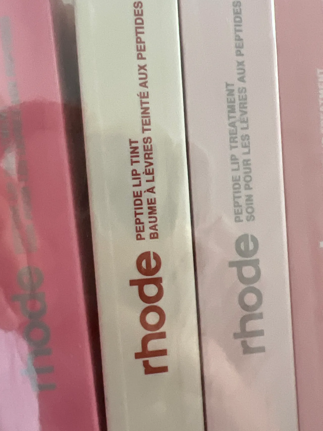 GLOSS RHODE CINNAMON- blanco rojo