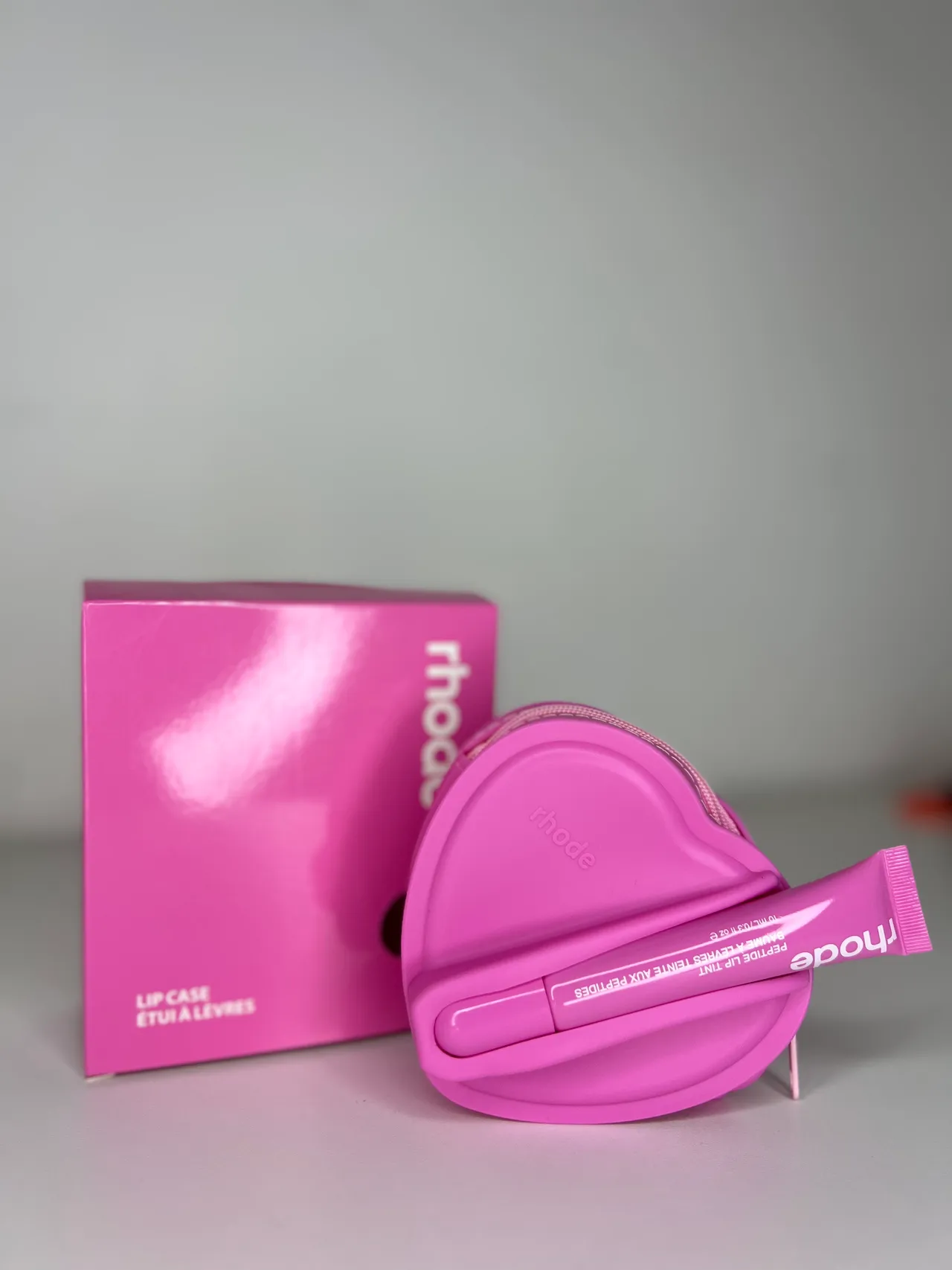 MONEDERO RHODE CON LIPGLOSS FUCIA
